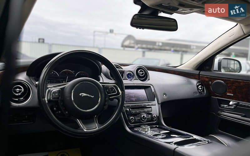 Седан Jaguar XJ 2012 в Мукачево