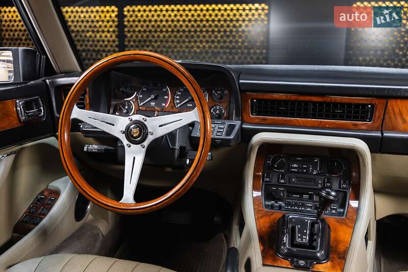 Седан Jaguar XJ 1993 в Луцьку