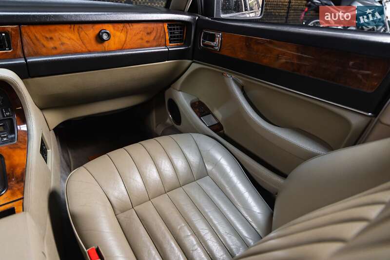 Седан Jaguar XJ 1993 в Луцьку