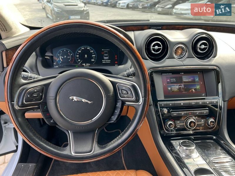 Седан Jaguar XJ 2017 в Львове