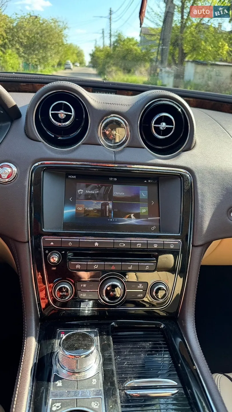 2016 Jaguar XJ - мініатюра 12