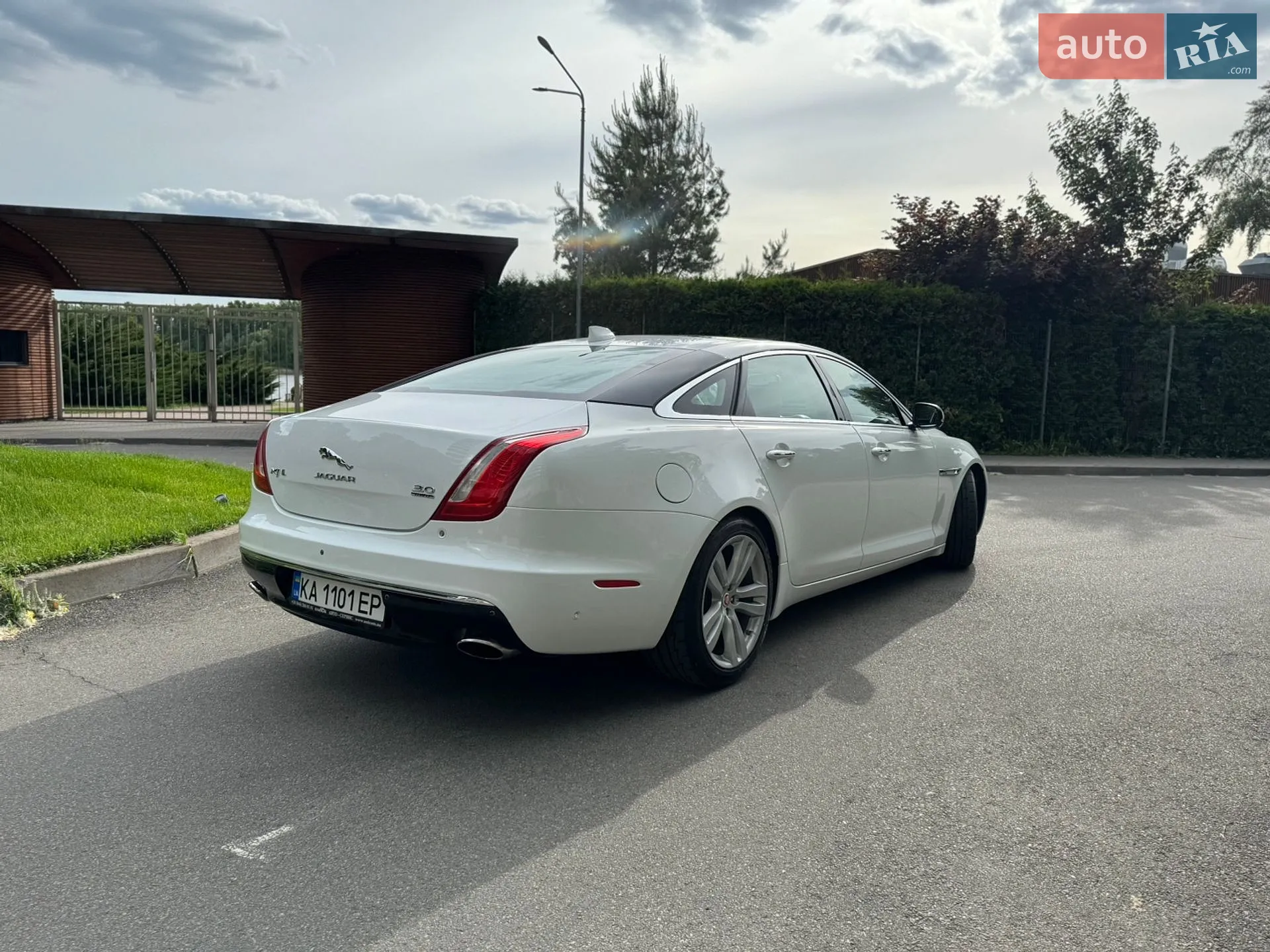 2016 Jaguar XJ - мініатюра 3