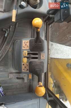 Экскаватор погрузчик JCB 3CX 2000 в 