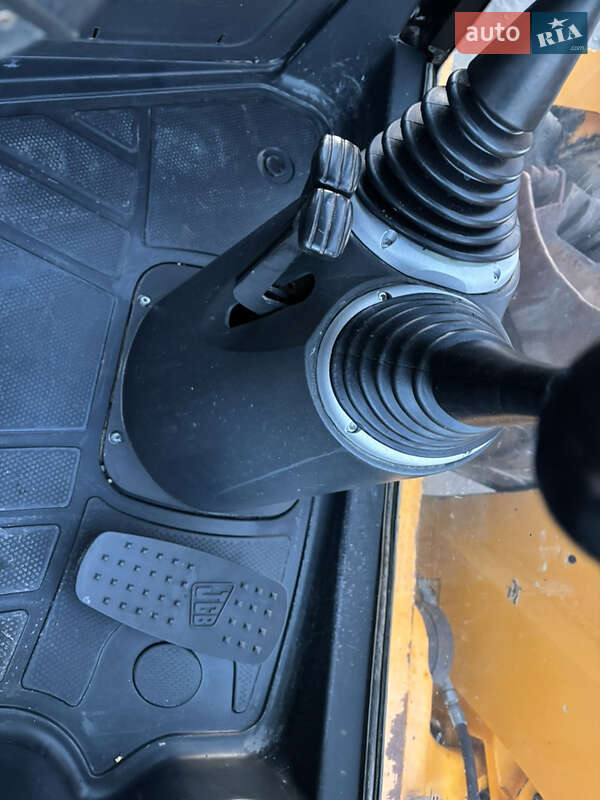 Экскаватор погрузчик JCB 3CX 2010 в Львове