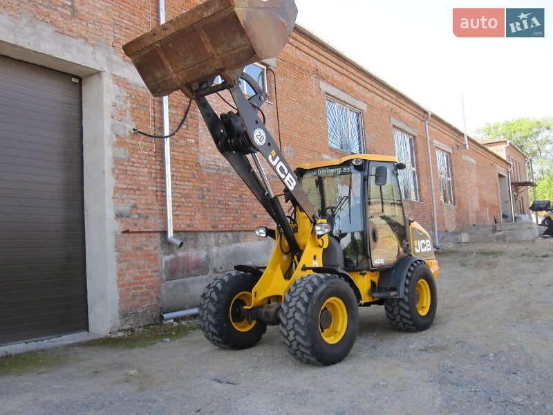 Фронтальні навантажувачі JCB 406 2011 в Вінниці