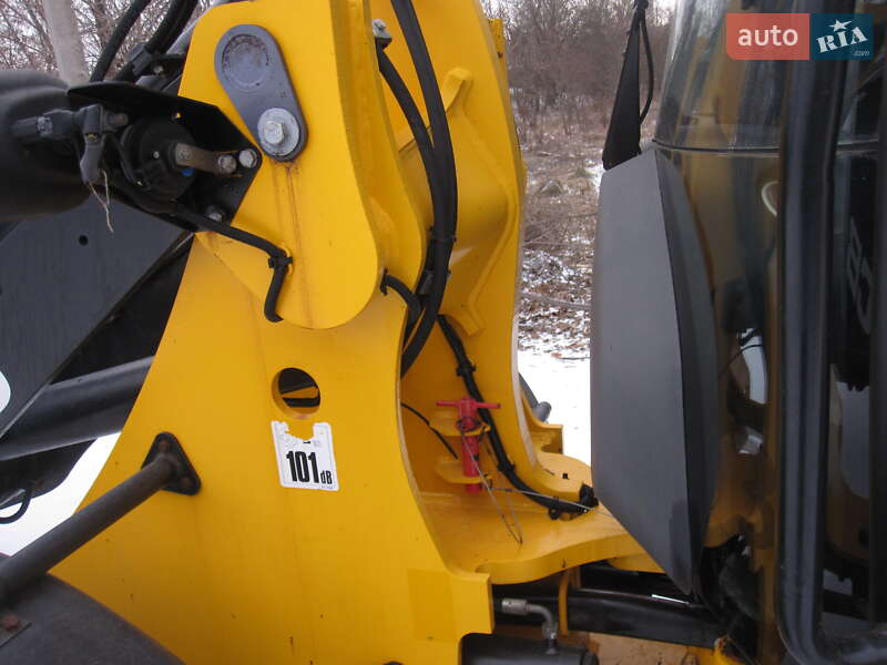 Фронтальні навантажувачі JCB 406 2011 в Вінниці