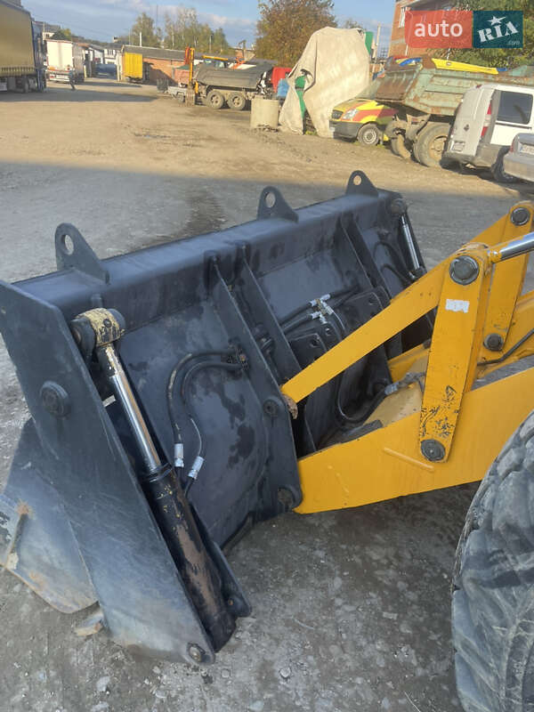 Екскаватор навантажувач JCB 4CX 2003 в Чернівцях