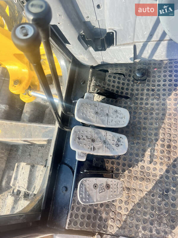 Экскаватор погрузчик JCB 8085 2005 в Львове