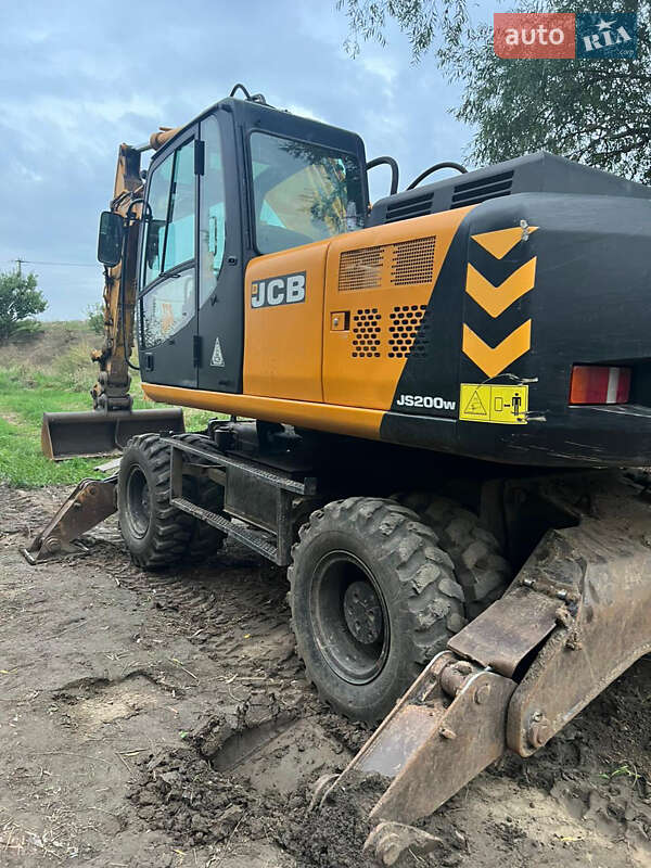 Колесный экскаватор JCB JS 200 2005 в Беляевке
