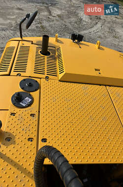 Гусеничный экскаватор JCB JS 200 2012 в 