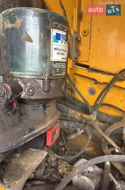 Гусеничный экскаватор JCB JS 220LC 2013 в 