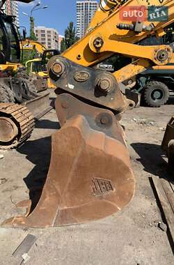 Гусеничный экскаватор JCB JS 240 2015 в 