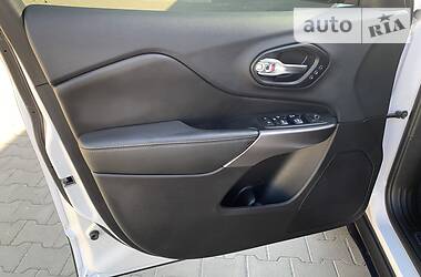 Позашляховик / Кросовер Jeep Cherokee 2019 в 