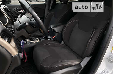 Позашляховик / Кросовер Jeep Cherokee 2015 в 