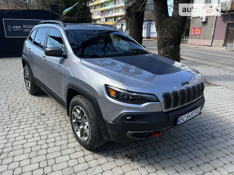 Позашляховик / Кросовер Jeep Cherokee 2019 в 