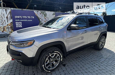Позашляховик / Кросовер Jeep Cherokee 2019 в 