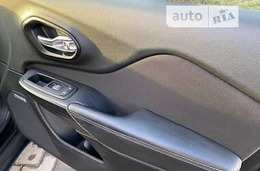 Внедорожник / Кроссовер Jeep Cherokee 2014 в 