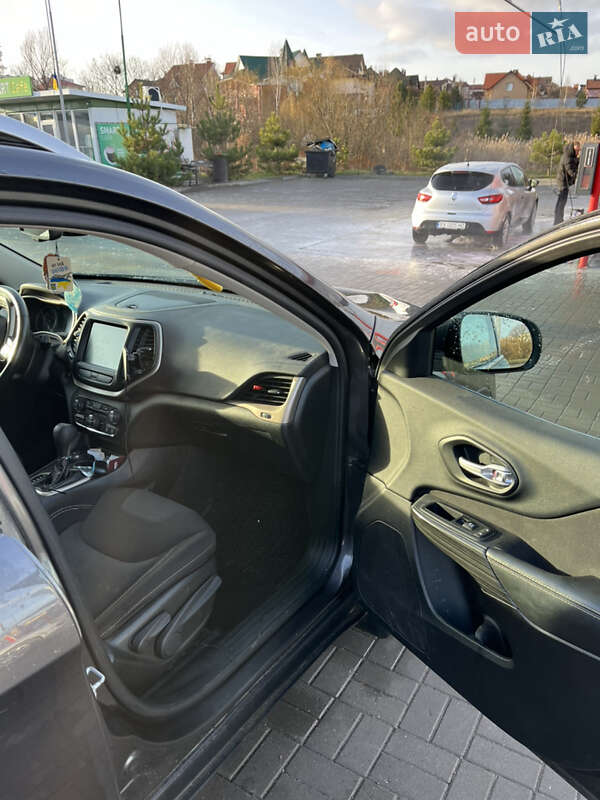 Внедорожник / Кроссовер Jeep Cherokee 2016 в Хмельницком