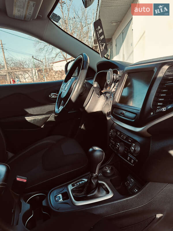 Внедорожник / Кроссовер Jeep Cherokee 2015 в Одессе