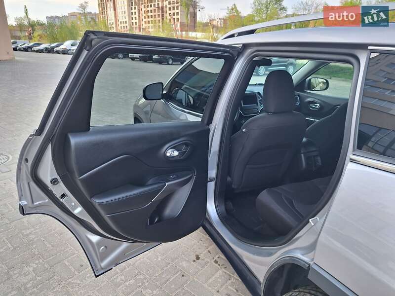 Внедорожник / Кроссовер Jeep Cherokee 2018 в Черновцах