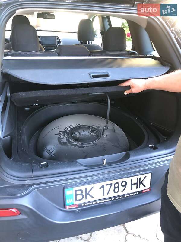 Внедорожник / Кроссовер Jeep Cherokee 2015 в Ровно