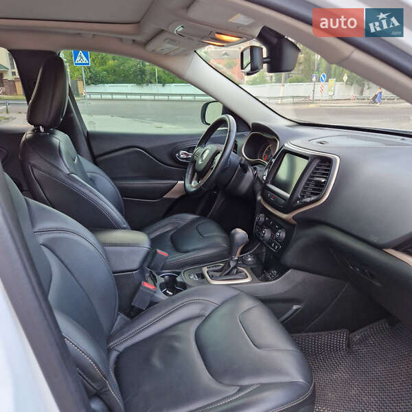 Внедорожник / Кроссовер Jeep Cherokee 2017 в Остроге