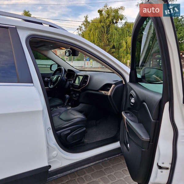 Внедорожник / Кроссовер Jeep Cherokee 2017 в Остроге