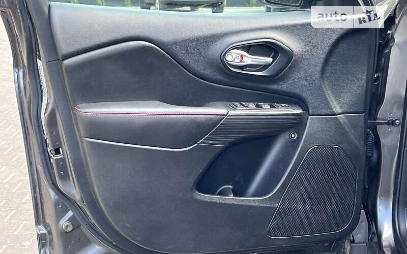 Внедорожник / Кроссовер Jeep Cherokee 2015 в Черновцах фото 7 Внедорожник / Кроссовер Jeep Cherokee 2015 в Черновцах