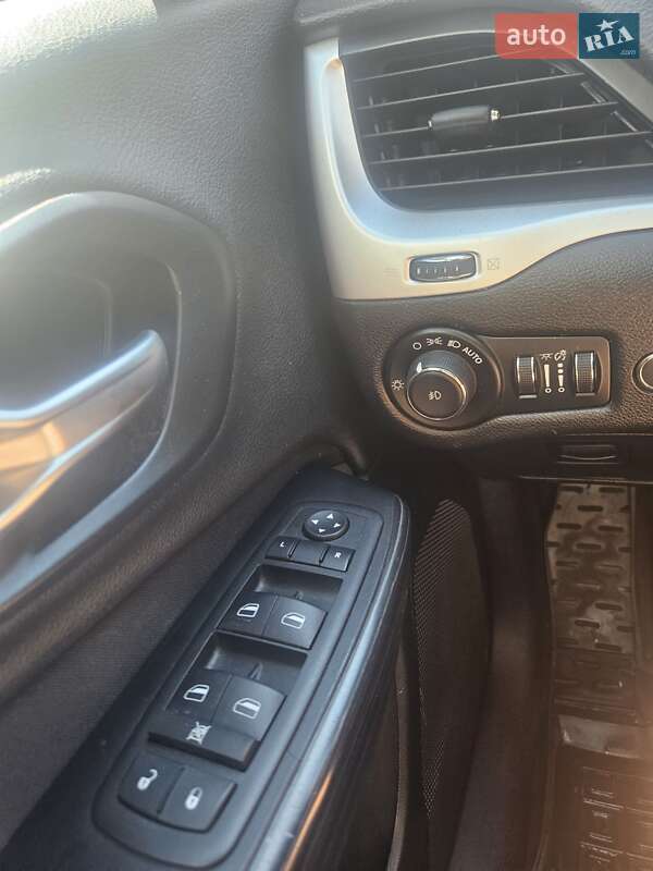 Внедорожник / Кроссовер Jeep Cherokee 2014 в Запорожье