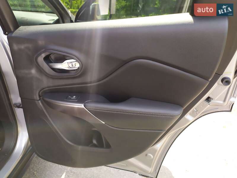 Позашляховик / Кросовер Jeep Cherokee 2019 в Полтаві фото 23 Позашляховик / Кросовер Jeep Cherokee 2019 в Полтаві