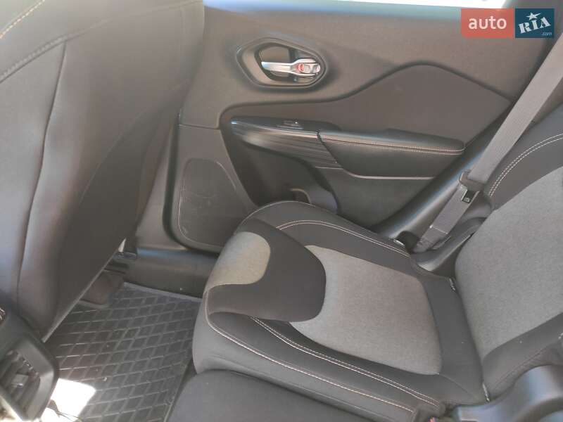 Позашляховик / Кросовер Jeep Cherokee 2016 в Львові