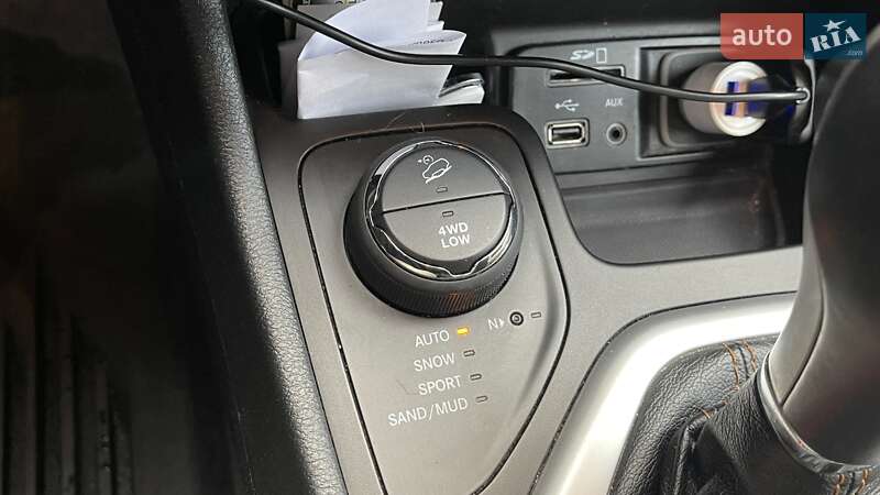 Внедорожник / Кроссовер Jeep Cherokee 2015 в Киеве