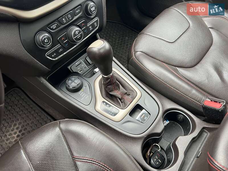 Внедорожник / Кроссовер Jeep Cherokee 2015 в Киеве