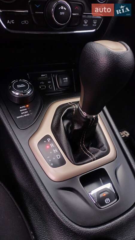 Позашляховик / Кросовер Jeep Cherokee 2015 в Вінниці