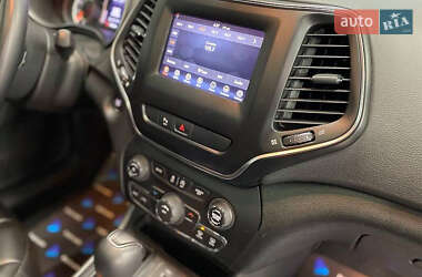Внедорожник / Кроссовер Jeep Cherokee 2018 в 