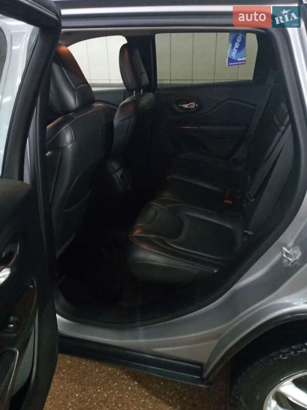 Внедорожник / Кроссовер Jeep Cherokee 2015 в Чугуеве