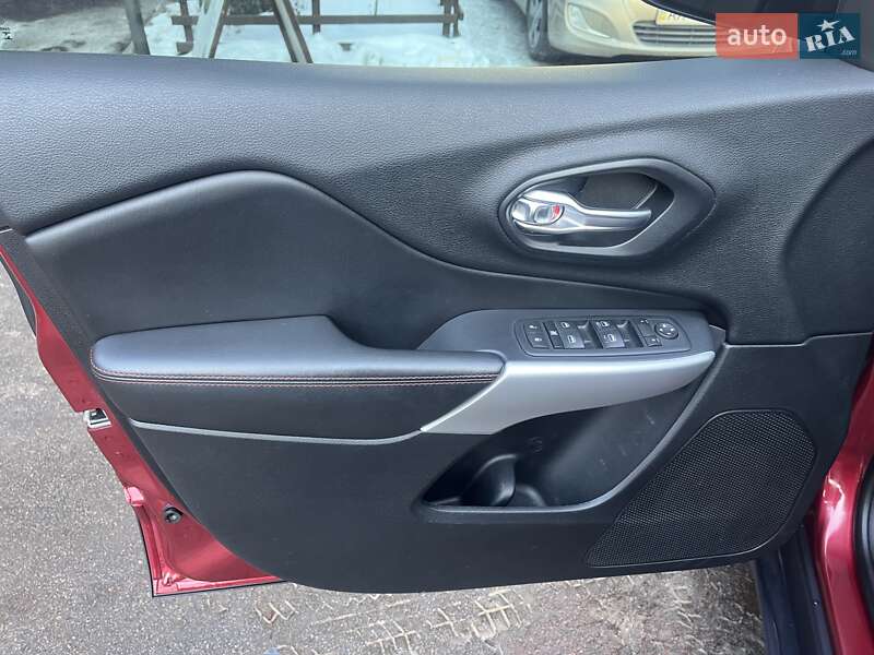 Внедорожник / Кроссовер Jeep Cherokee 2014 в Киеве