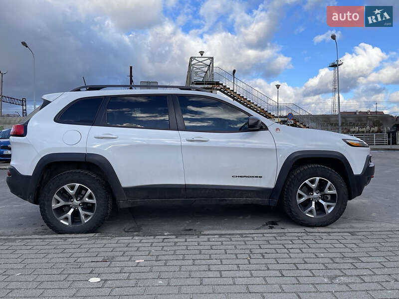 Внедорожник / Кроссовер Jeep Cherokee 2015 в Вижнице