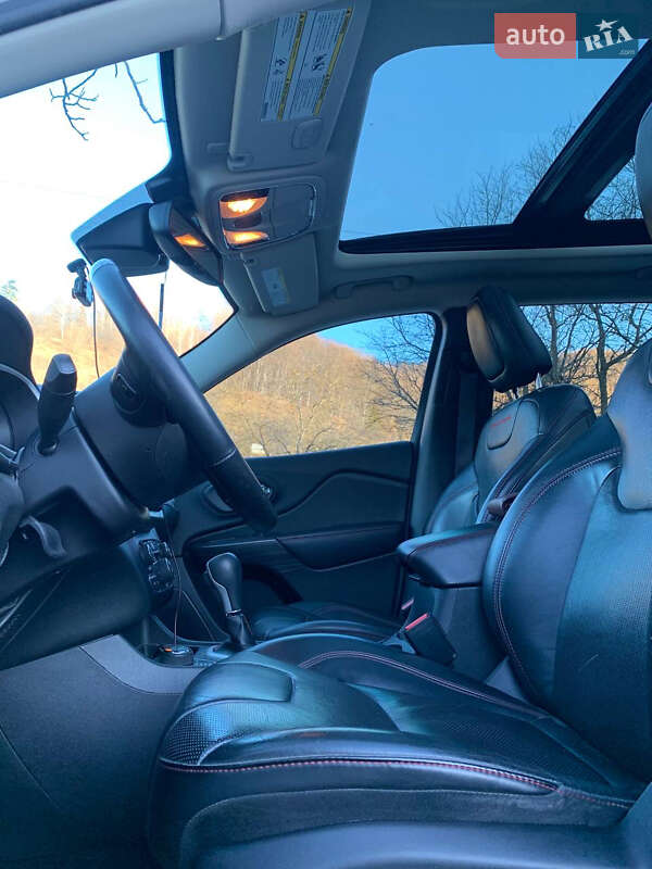 Внедорожник / Кроссовер Jeep Cherokee 2015 в Вижнице