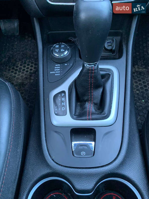 Внедорожник / Кроссовер Jeep Cherokee 2015 в Вижнице