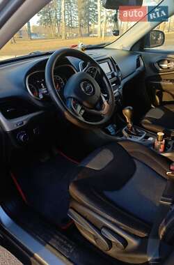 Внедорожник / Кроссовер Jeep Cherokee 2015 в 