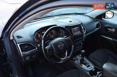 Внедорожник / Кроссовер Jeep Cherokee 2019 в 