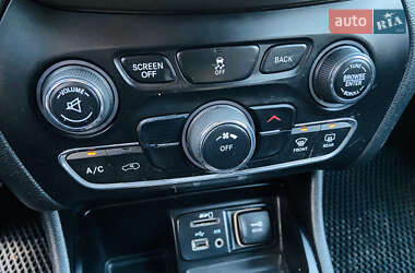 Внедорожник / Кроссовер Jeep Cherokee 2015 в 