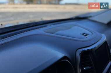 Внедорожник / Кроссовер Jeep Cherokee 2019 в 