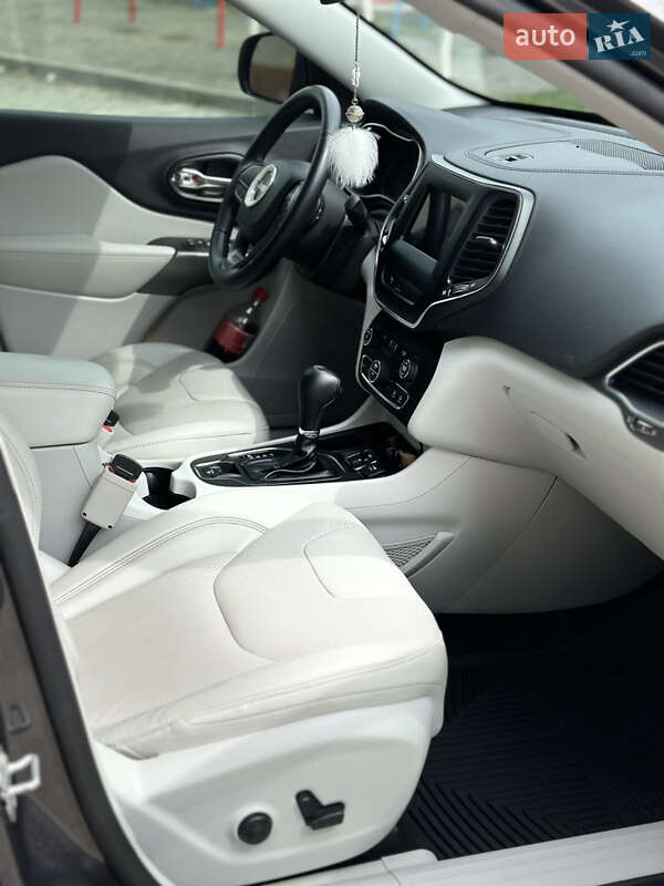 Внедорожник / Кроссовер Jeep Cherokee 2020 в Ромнах
