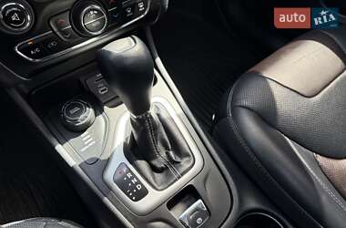 Внедорожник / Кроссовер Jeep Cherokee 2015 в 