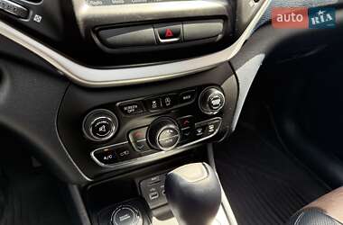 Внедорожник / Кроссовер Jeep Cherokee 2015 в 