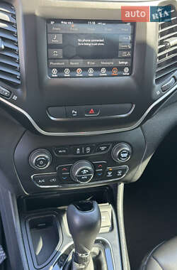 Внедорожник / Кроссовер Jeep Cherokee 2019 в 