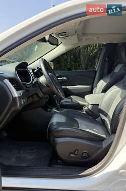 Внедорожник / Кроссовер Jeep Cherokee 2014 в 