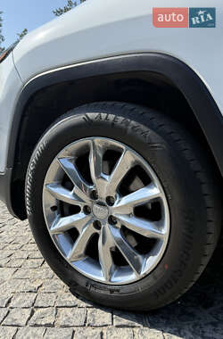 Внедорожник / Кроссовер Jeep Cherokee 2014 в 